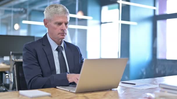 Cansado Empresário de Idade Média com Dor no Pescoço na Mesa de Escritório — Vídeo de Stock