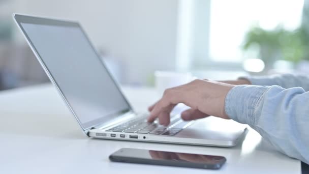 Fechar as mãos usando laptop na mesa de escritório — Vídeo de Stock