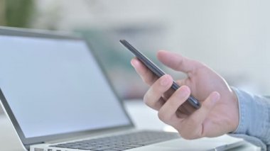Ofis Masasındaki Akıllı Telefona El Yazmasını Kapat