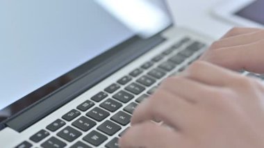 İşadamı Elleri Bilgisayarı kullanarak Kapat