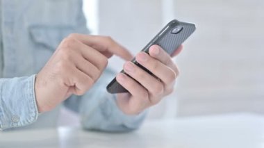 Genç Adam 'ın Elleri Akıllı Telefona Kaydırılıyor