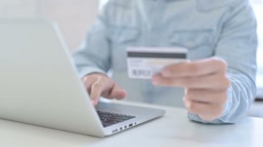 Laptop 'ta Kredi Kartıyla Genç Ellerin Kapanışı
