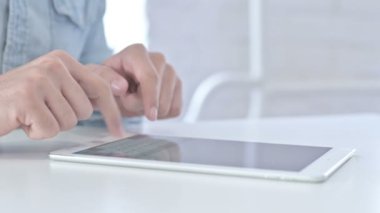 Tablet kullanarak Genç Ellerin Kapanışı