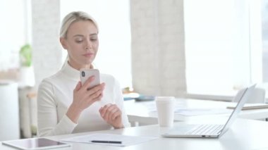 Neşeli Genç İş Kadını Akıllı Telefonla Konuşuyor