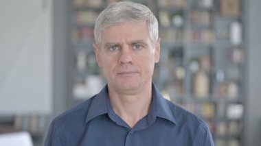 Kameraya bakarak ciddi adam portresi