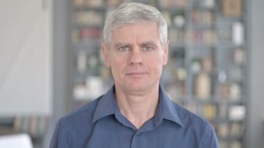 Gülümseyen ve kameraya bakan neşeli adamın portresi