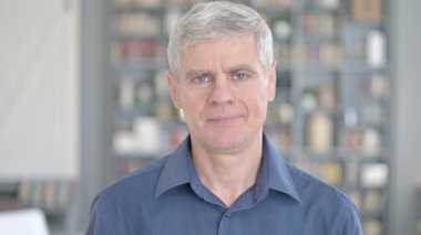 Yakışıklı Orta yaşlı adamın portresi Sallanan Kafa 'yla evet diyor.