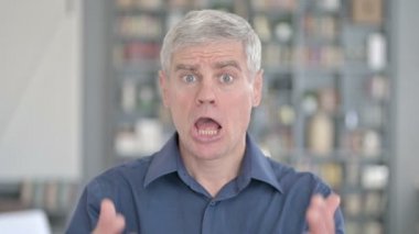 Orta Çağlı Adam 'ın El Hareketleriyle Başarısızlığa Tepki Vermesinin Portresi