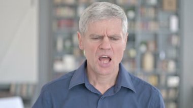 Boyun Ağrısı Olan Orta yaşlı bir adamın portresi