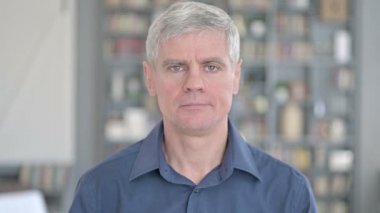 Orta yaşlı bir adamın portresi. Hasta ve öksürüyor.