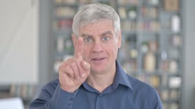 Neşeli Orta Çağ Adamı 'nın Portresi Parmakla göstermek ve Davet Etmek