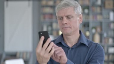 Smartphone kullanan Ciddi Orta Çağ Adamı Portresi