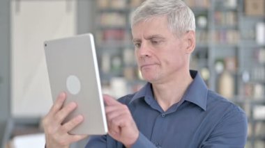 Tablet üzerinde çalışan Ciddi Orta Çağ Adamı Portresi