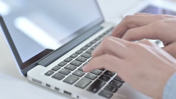 Zavřít ruce pracující na notebooku v kanceláři — Stock video