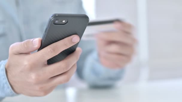 Smartphone 'a Kredi Kartı ekleyerek Elleri Kapat — Stok video