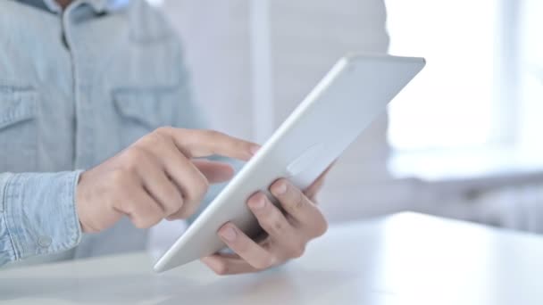 Close-up van de jonge man handen met behulp van Tablet in Modern Office — Stockvideo