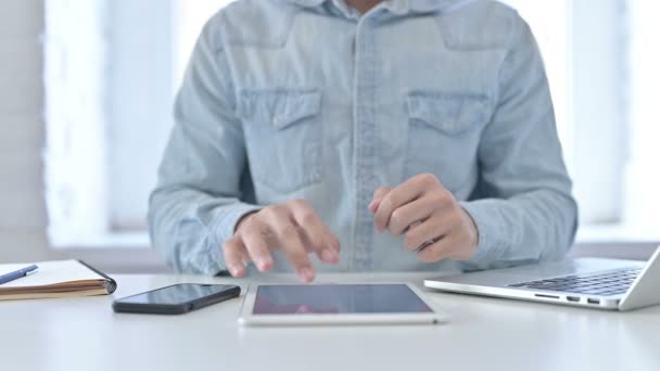 Close Up of Young Guy Hands celebrating Success on Tablet — Stock Video