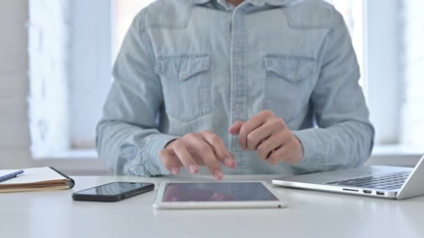 Primer plano de chico joven Las manos se sorprenden en la tableta — Vídeo de stock