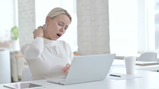 Yorgun genç iş kadını boyun ağrısı çekiyor. — Stok video