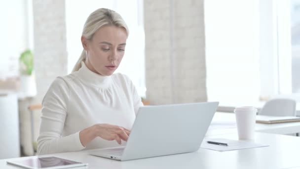 Kranke junge Geschäftsfrau mit Husten im Büro — Stockvideo