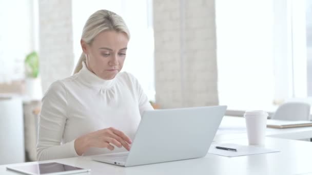 Boze jonge zakenvrouw werkt op laptop — Stockvideo