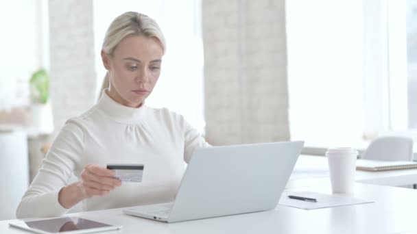 junge Geschäftsfrau mit Kreditkarte auf Laptop