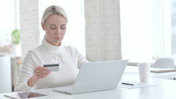 失败的年轻女商人在笔记本电脑上使用信贷 — 图库视频影像