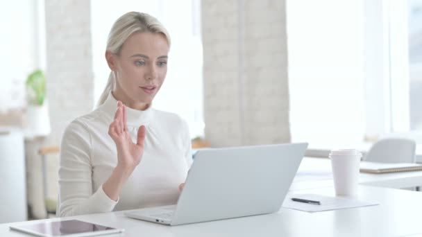 Jovem empresária fazendo Video Chat no Laptop — Vídeo de Stock