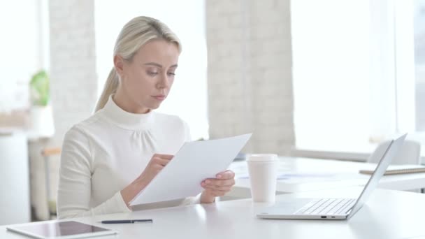 Joven empresaria exitosa leyendo documentos en el cargo — Vídeos de Stock