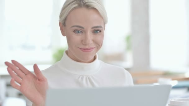 Portré fiatal üzletasszony csinál video Chat a laptopon — Stock videók