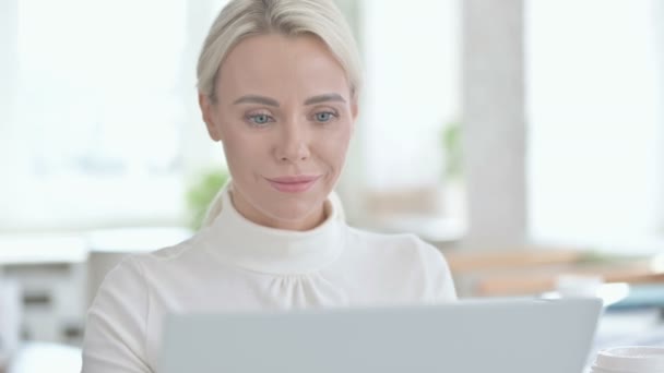 Porträtt av ung affärskvinna firar framgång på laptop — Stockvideo