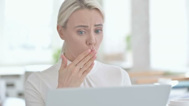 Portrait de jeune femme d'affaires obtenir choqué sur ordinateur portable — Video
