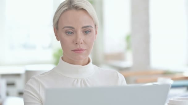 Retrato de alegre jovem empresária mostrando polegares para cima — Vídeo de Stock