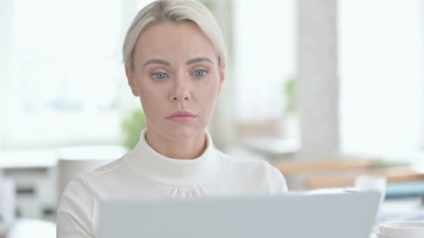 Portrait de jeune femme d'affaires obtenir choqué sur ordinateur portable — Video