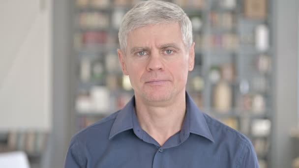 Portrait of Disappointed Man Showing Thumbs Down — Αρχείο Βίντεο