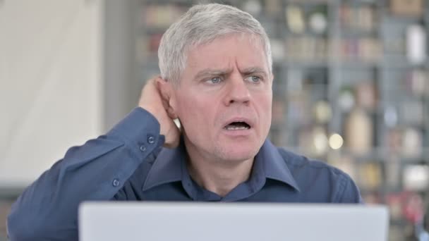 Portrét unaveného muže s bolestí krku při práci na notebooku — Stock video