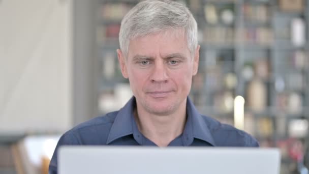 Retrato do homem de sucesso comemorando com punho enquanto trabalhava no laptop — Vídeo de Stock