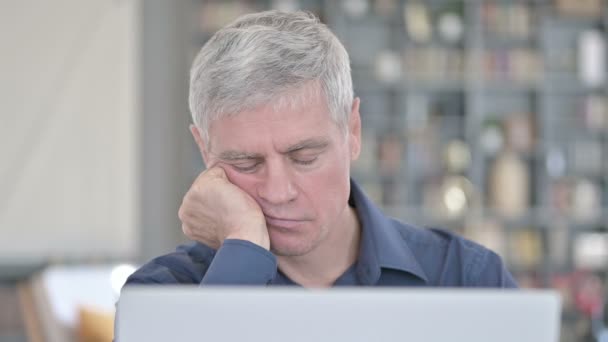 Retrato del hombre cansado durmiendo una siesta rápida mientras trabaja en la oficina — Vídeos de Stock