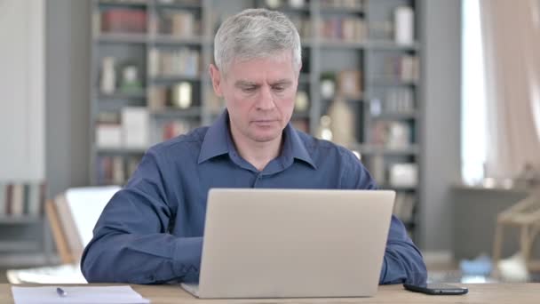 Kranker Mann hustet während der Arbeit am Laptop im Büro — Stockvideo