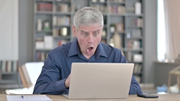 Chockad Man Reagerar på fel när du arbetar på laptop i Office — Stockvideo