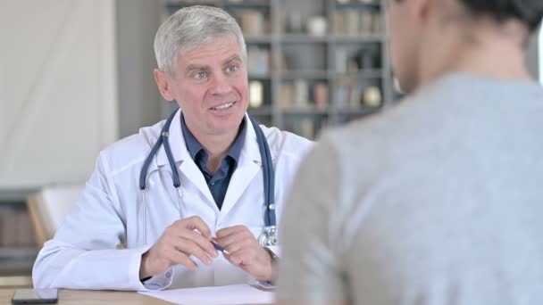 Medico senior professionista che parla con il paziente in ufficio — Video Stock