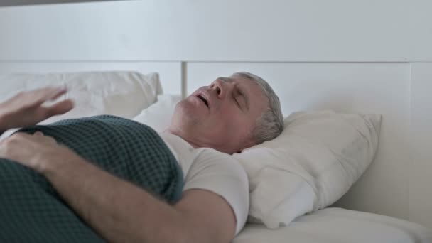 Malade Moyen Age Homme ayant mal à la tête tout en dormant au lit — Video