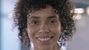 Güzel Afrikalı Kadın 'a yaklaş. Kameraya bak ve gülümse.