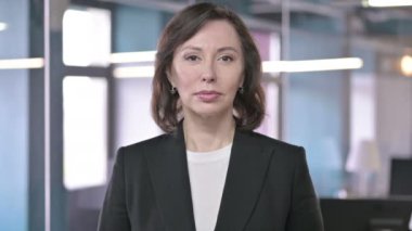 Neşeli Orta Çağ İş Kadını 'nın Portresi Kamerayı ve Davet Ediyor