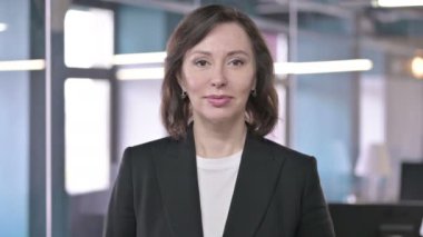 Neşeli Orta Çağ İş kadını Portresi Kameraya Bakıyor ve Gülümsüyor