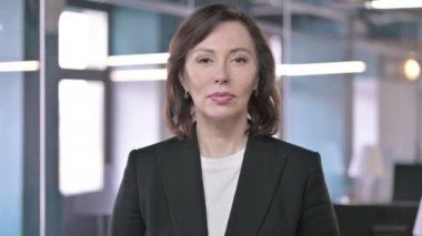 Neşeli Orta Çağ İş Kadını 'nın Portresi Kamerayı Gösteriyor