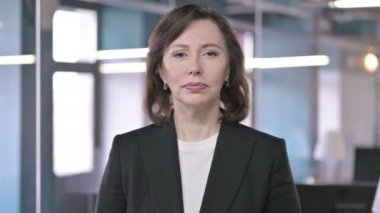Orta yaşlı iş kadınının portresi. Hasta ve öksürüyor.