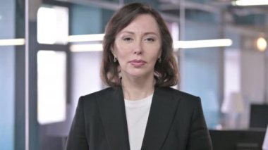 Orta yaşlı hasta iş kadınının diş ağrısı olan portresi.
