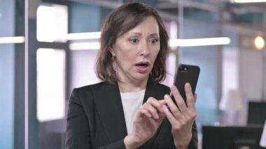 Şok Olan Orta Çağ İş kadınının portresi Akıllı Telefon Kayıplarına Tepki Veriyor