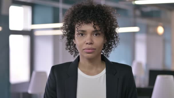 Porträtt av seriös afrikansk affärskvinna Tittar på kameran — Stockvideo